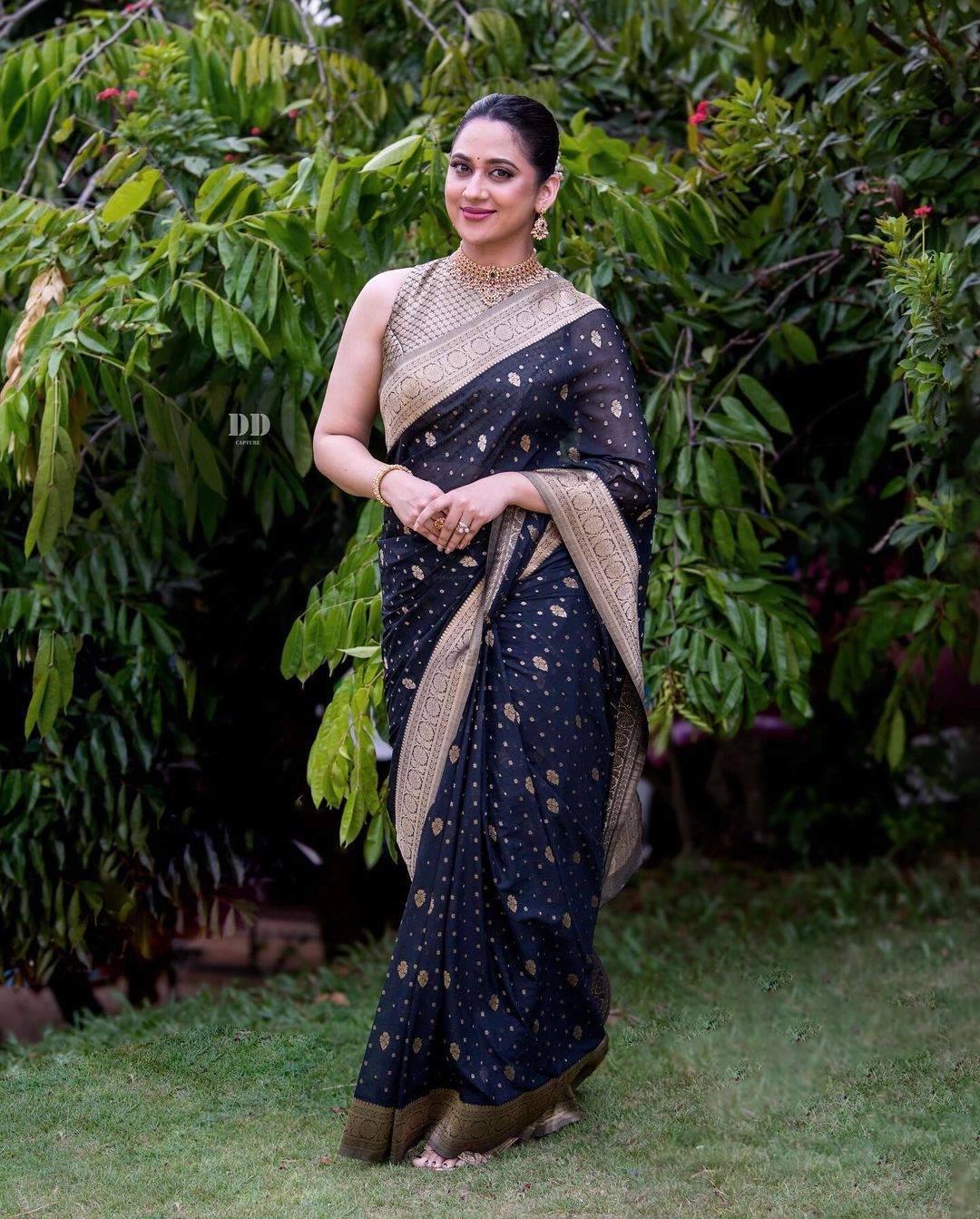 malayalam actress miya george images in sleeveless black saree